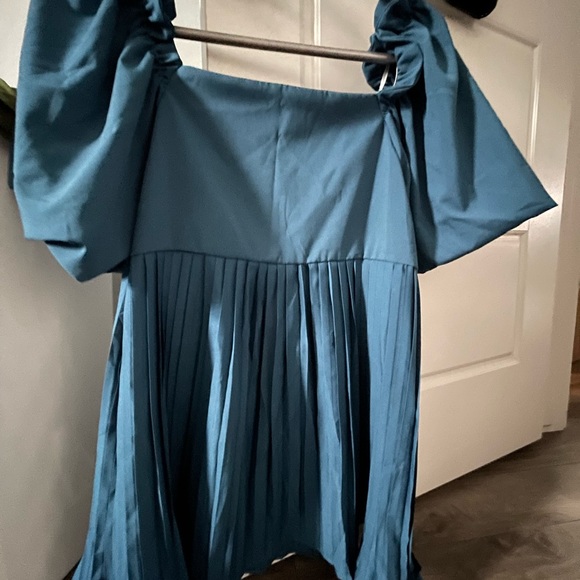 Off shoulder with short - Picture 2 of 2